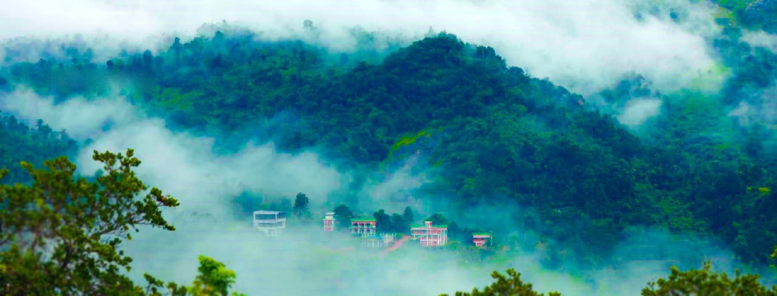 Clouds and mist over the green hills around Kakkadampoyil